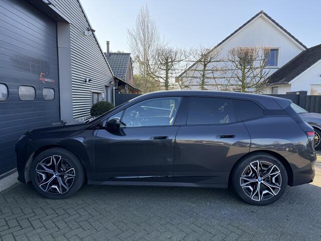 BMW iX xDrive50 High Executive 112 kWh SOH 92% | Sky Lounge | 360* Camera | Massage | Stoelventilatie/Verwarming | Elektrische Trekhaak |