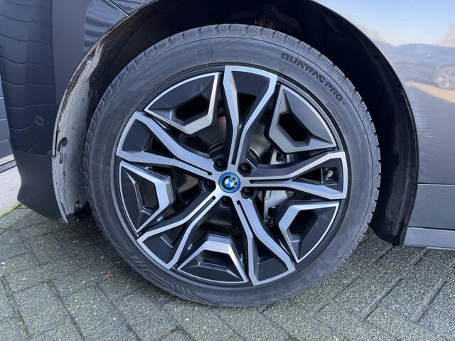 BMW iX xDrive50 High Executive 112 kWh SOH 92% | Sky Lounge | 360* Camera | Massage | Stoelventilatie/Verwarming | Elektrische Trekhaak |