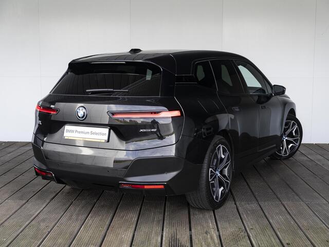 BMW iX xDrive40 | High Executive | Comfort Access | Stoelverwarming | Driving Assistant Professional | Trekhaak