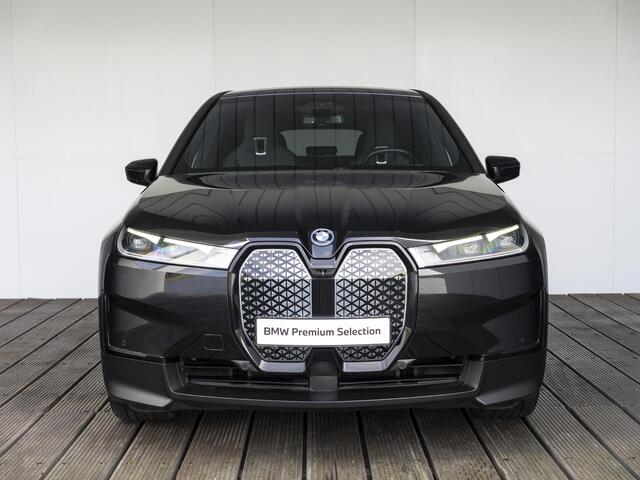 BMW iX xDrive40 | High Executive | Comfort Access | Stoelverwarming | Driving Assistant Professional | Trekhaak