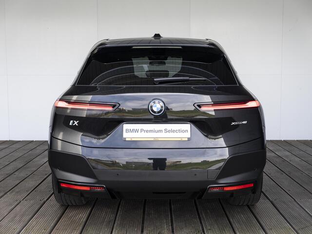 BMW iX xDrive40 | High Executive | Comfort Access | Stoelverwarming | Driving Assistant Professional | Trekhaak