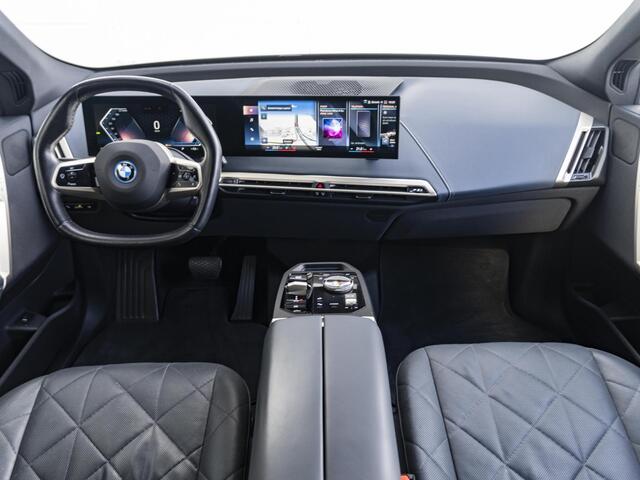 BMW iX xDrive40 | High Executive | Comfort Access | Stoelverwarming | Driving Assistant Professional | Trekhaak