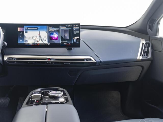BMW iX xDrive40 | High Executive | Comfort Access | Stoelverwarming | Driving Assistant Professional | Trekhaak