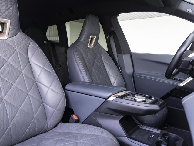 BMW iX xDrive40 | High Executive | Comfort Access | Stoelverwarming | Driving Assistant Professional | Trekhaak