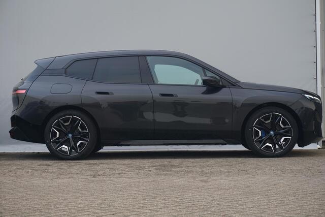 BMW iX xDrive40 M Sport / Trekhaak / Panoramdak Sky Lounge / Driving Assistant Professional / Parking Assistant Plus / Luchtvering / Soft-Close / Stoelventilatie / BMW Laserlicht / Harman Kardon / 22 Inch