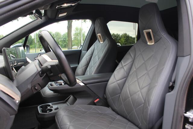 BMW iX xDrive40 Executive 77 kWh / Trekhaak / Panoramadak / 360Camera / Luchtvering / Harman Kardon / 22'' / CarPlay / DAB / Dodehoek / ACC