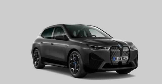 BMW iX xDrive50 High Executive 112 kWh Sportpakket - Trekhaak - Panoramadak - Multifunctionele stoelen - Stoelventilatie - BMW Laserlight - Driving/Parking Assistant Professional - Harman Kardon -