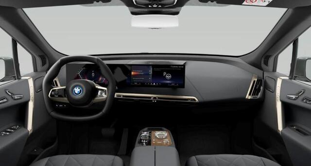 BMW iX xDrive50 High Executive 112 kWh Sportpakket - Trekhaak - Panoramadak - Multifunctionele stoelen - Stoelventilatie - Driving/Parking Assistant Professional - Soft Close - Comfort Access - Harman Kardon -