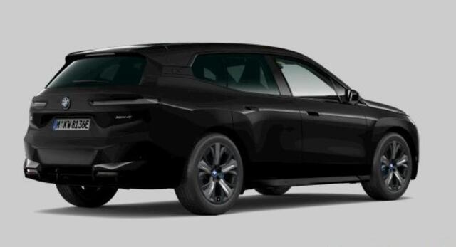 BMW iX xDrive40 High Executive 77 kWh Sportpakket - Trekhaak - Panoramadak - Multifunctionele stoelen voor - Comfort Access - Driving/Parking Assistant Professional - Harman kardon - BMW Laserlight -