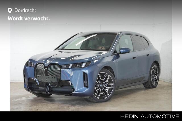BMW iX xDrive45 101 kWh M-Sport | 22" | Driving Assistant Professional | Trekhaak | Harman Kardon |