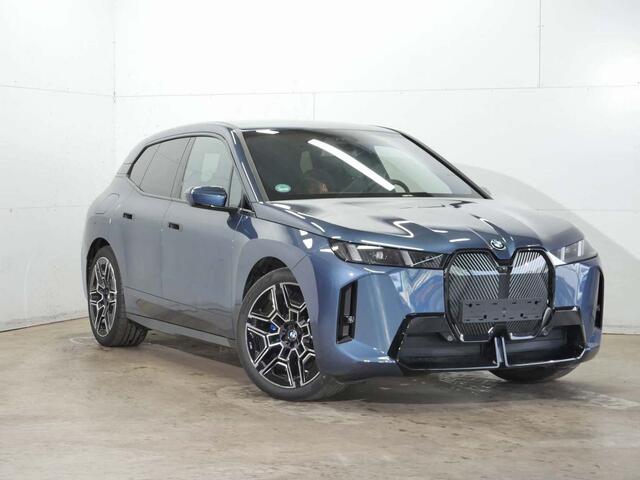 BMW iX xDrive45 101 kWh M-Sport | 22" | Driving Assistant Professional | Trekhaak | Harman Kardon |