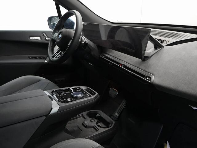 BMW iX xDrive45 101 kWh M-Sport | 22" | Driving Assistant Professional | Trekhaak | Harman Kardon |
