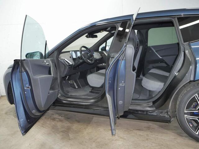 BMW iX xDrive45 101 kWh M-Sport | 22" | Driving Assistant Professional | Trekhaak | Harman Kardon |