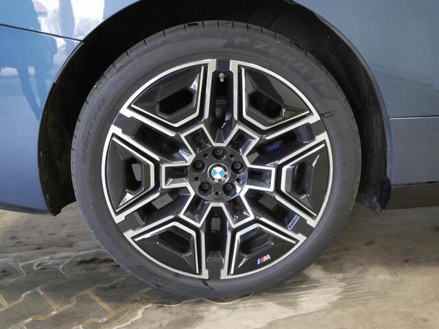 BMW iX xDrive45 101 kWh M-Sport | 22" | Driving Assistant Professional | Trekhaak | Harman Kardon |