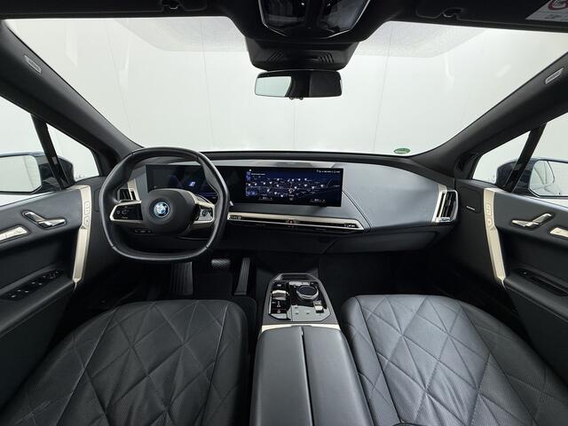 BMW iX xDrive40 326pk Soh 100% Leer-Suite+Massage+Ventilatie PanoDak Laser-LED 22"lm Wegklapb.-Trekhaak Soft-Close-aut. Adaptive-Cruise+Stop&Go Active-Live-Cockpit-Pro Park-Assist-Plus PDC-a+v Harman-Kardon 360Camera+Binnen-Camera Stoelventilatie-Active High Exe