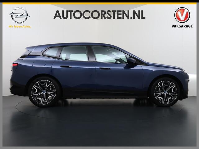 BMW iX xDrive40 326pk Soh 100% Leer-Suite+Massage+Ventilatie PanoDak Laser-LED 22"lm Wegklapb.-Trekhaak Soft-Close-aut. Adaptive-Cruise+Stop&Go Active-Live-Cockpit-Pro Park-Assist-Plus PDC-a+v Harman-Kardon 360Camera+Binnen-Camera Stoelventilatie-Active High Exe
