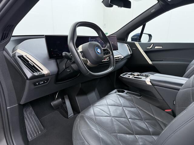 BMW iX xDrive40 326pk Soh 100% Leer-Suite+Massage+Ventilatie PanoDak Laser-LED 22"lm Wegklapb.-Trekhaak Soft-Close-aut. Adaptive-Cruise+Stop&Go Active-Live-Cockpit-Pro Park-Assist-Plus PDC-a+v Harman-Kardon 360Camera+Binnen-Camera Stoelventilatie-Active High Exe