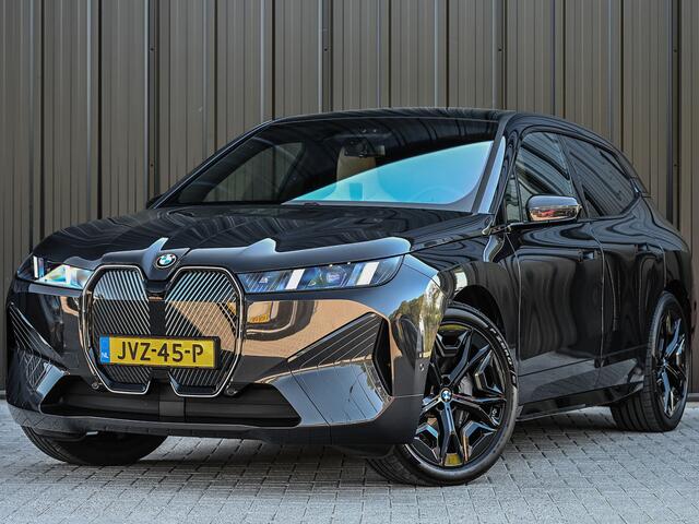 BMW iX xDrive45 101 kWh | NL-auto | Comfort access | Soft close | Iconic glow | Adaptive led | Sky lounge | Driving assistant prof. | Dab+ | Harman/kardon |
