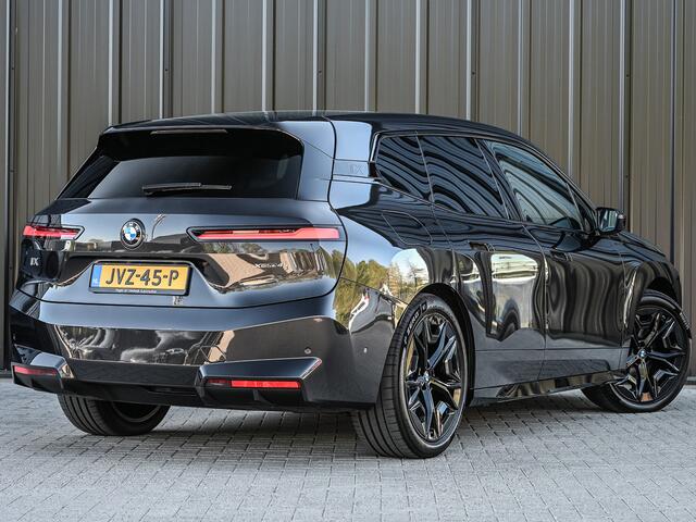 BMW iX xDrive45 101 kWh | NL-auto | Comfort access | Soft close | Iconic glow | Adaptive led | Sky lounge | Driving assistant prof. | Dab+ | Harman/kardon |