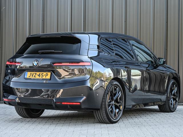 BMW iX xDrive45 101 kWh | NL-auto | Comfort access | Soft close | Iconic glow | Adaptive led | Sky lounge | Driving assistant prof. | Dab+ | Harman/kardon |