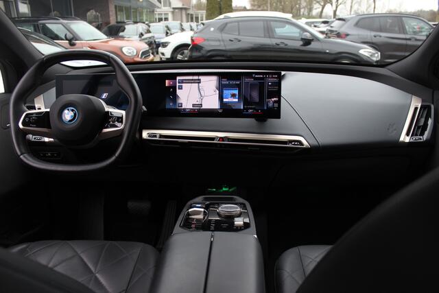 BMW iX xDrive50 High Executive 112 kWh / SoH 97,2% / Trekhaak / Panoramadak / Camera / Leder / 22'' / Luchtvering / Softclose / Harman Kardon / Apple CarPlay / Stoelverwarming / DAB / Dodehoek / ACC