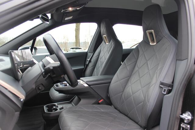 BMW iX xDrive50 High Executive 112 kWh / SoH 97,2% / Trekhaak / Panoramadak / Camera / Leder / 22'' / Luchtvering / Softclose / Harman Kardon / Apple CarPlay / Stoelverwarming / DAB / Dodehoek / ACC