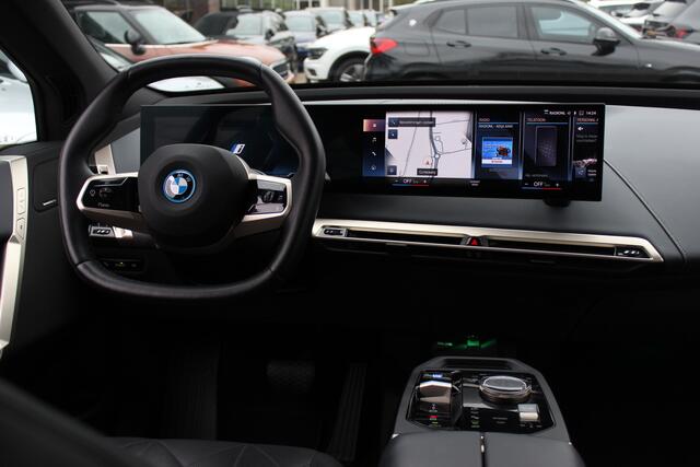 BMW iX xDrive50 High Executive 112 kWh / SoH 97,2% / Trekhaak / Panoramadak / Camera / Leder / 22'' / Luchtvering / Softclose / Harman Kardon / Apple CarPlay / Stoelverwarming / DAB / Dodehoek / ACC