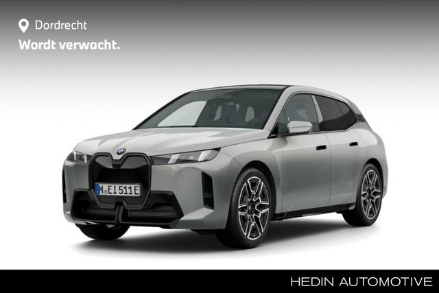 BMW iX xDrive45 101 kWh | M Sportpakket + Pro | Comfort pack | Iconic Glow | Trekhaak