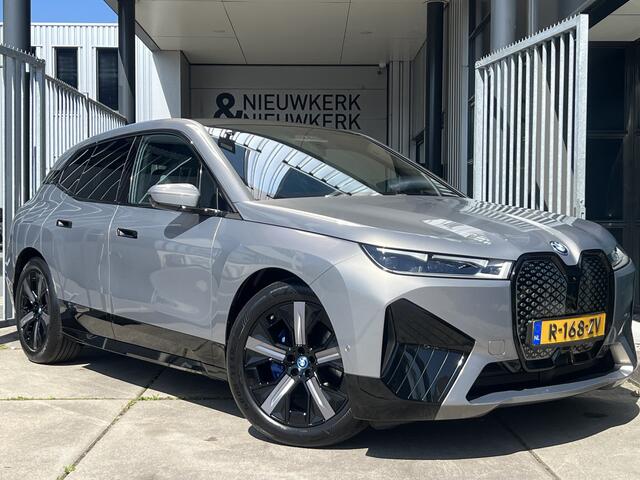 BMW iX xDrive40 High Executive 77 kWh | VOL! | PANORAMADAK | LEDER | HEAD-UP DISPLAY | HARMAN/KARDON | 360 CAMERA | ADAPTIVE CRUISE CONTROL | LMV 21" | CARPLAY/ANDROID | ELKTR. MEMORY STOELEN | NAVI | STOEL/STUURVERWARMING & VERKOELING | ACHTERBANK VERWARMD