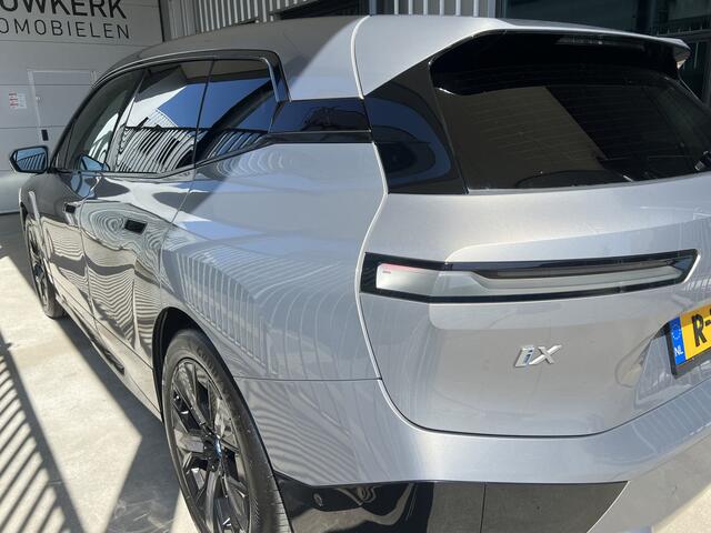 BMW iX xDrive40 High Executive 77 kWh | VOL! | PANORAMADAK | LEDER | HEAD-UP DISPLAY | HARMAN/KARDON | 360 CAMERA | ADAPTIVE CRUISE CONTROL | LMV 21" | CARPLAY/ANDROID | ELKTR. MEMORY STOELEN | NAVI | STOEL/STUURVERWARMING & VERKOELING | ACHTERBANK VERWARMD