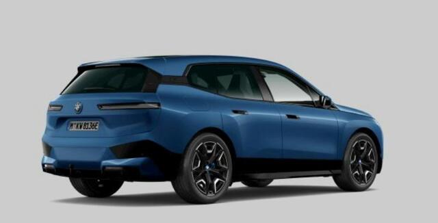 BMW iX xDrive50 Executive 112 kWh Sportpakket - Luchtvering - Trekhaak - Panoramadak - Stoelventilatie - Driving Assistant Professional - Soft close - Warmte Comfortpakket voor/achter - BMW Laserlight -