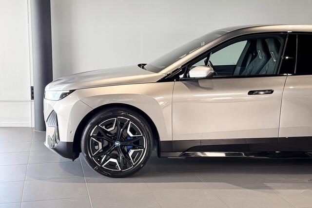 BMW iX xDrive50 Excellence 112 kWh | M Sport | Stoelverwarming | Head-Up Display | Achteruitrijcamera | Trekhaak |