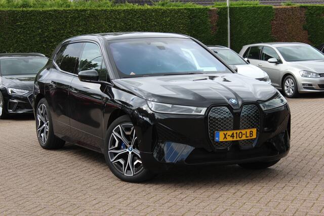 BMW iX M60 High Executive 112 kWh 27.972 km! / SOh 96,8% / Trekhaak / Panoramadak / 360Camera / Head-up / Bowers&Wilkens / Softclose / 22'' / Luchtvering / Laser LED / CarPlay / Volleder / Stoel+Stuurverwarming / Dodehoek / DAB / ACC