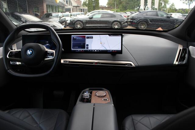 BMW iX M60 High Executive 112 kWh 27.972 km! / SOh 96,8% / Trekhaak / Panoramadak / 360Camera / Head-up / Bowers&Wilkens / Softclose / 22'' / Luchtvering / Laser LED / CarPlay / Volleder / Stoel+Stuurverwarming / Dodehoek / DAB / ACC