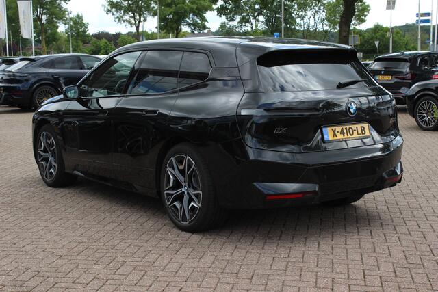 BMW iX M60 High Executive 112 kWh 27.972 km! / SOh 96,8% / Trekhaak / Panoramadak / 360Camera / Head-up / Bowers&Wilkens / Softclose / 22'' / Luchtvering / Laser LED / CarPlay / Volleder / Stoel+Stuurverwarming / Dodehoek / DAB / ACC