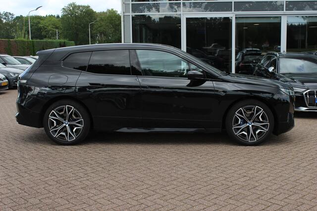 BMW iX M60 High Executive 112 kWh 27.972 km! / SOh 96,8% / Trekhaak / Panoramadak / 360Camera / Head-up / Bowers&Wilkens / Softclose / 22'' / Luchtvering / Laser LED / CarPlay / Volleder / Stoel+Stuurverwarming / Dodehoek / DAB / ACC