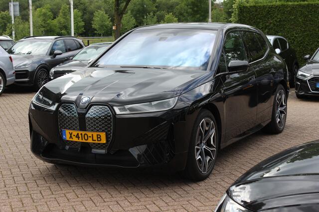 BMW iX M60 High Executive 112 kWh 27.972 km! / SOh 96,8% / Trekhaak / Panoramadak / 360Camera / Head-up / Bowers&Wilkens / Softclose / 22'' / Luchtvering / Laser LED / CarPlay / Volleder / Stoel+Stuurverwarming / Dodehoek / DAB / ACC
