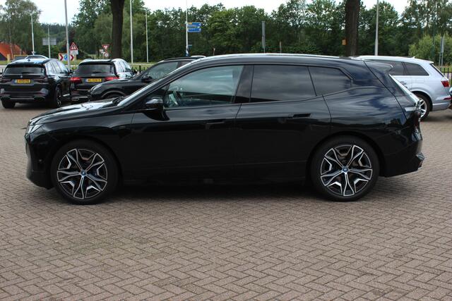 BMW iX M60 High Executive 112 kWh 27.972 km! / SOh 96,8% / Trekhaak / Panoramadak / 360Camera / Head-up / Bowers&Wilkens / Softclose / 22'' / Luchtvering / Laser LED / CarPlay / Volleder / Stoel+Stuurverwarming / Dodehoek / DAB / ACC