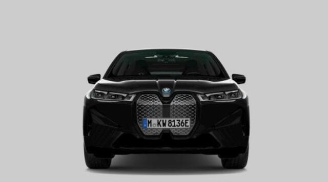 BMW iX xDrive50 High Executive 112 kWh Sportpakket - Trekhaak - Panoramadak - Driving/Parking Assistant Professional - Multifunctionele stoelen - Stoelventilatie - Soft close - BMW Laserlight - Comfort Access -