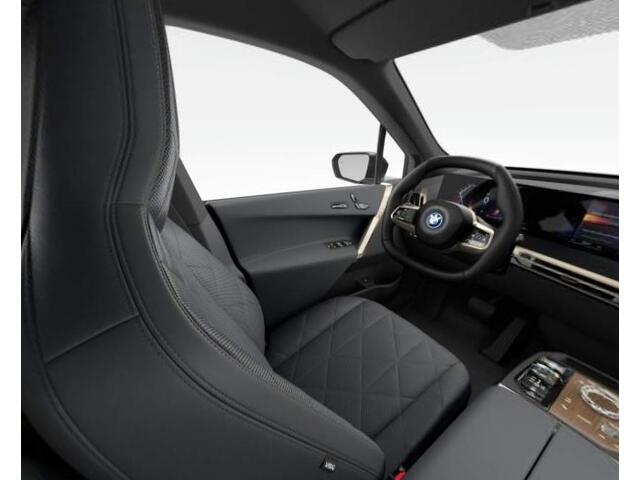 BMW iX xDrive50 High Executive 112 kWh Sportpakket - Trekhaak - Panoramadak - Driving/Parking Assistant Professional - Multifunctionele stoelen - Stoelventilatie - Soft close - BMW Laserlight - Comfort Access -