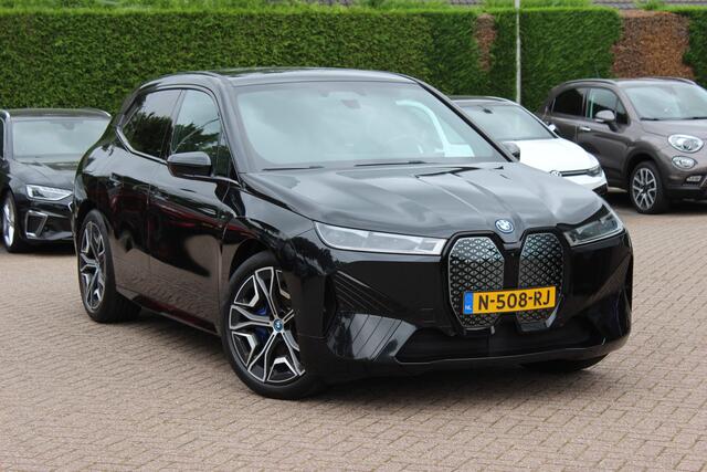 BMW iX xDrive40 High Exe. M Sport 77 kWh / SoH 97,1% / 360Camera / Head-up / Keyless / Softclose / 20'' / ACC / Laser LED / Navigatie / Stoelverwarming+Stuurverwarming / Stoelventilaite