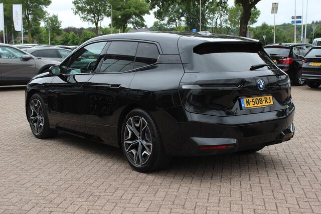 BMW iX xDrive40 High Exe. M Sport 77 kWh / SoH 97,1% / 360Camera / Head-up / Keyless / Softclose / 20'' / ACC / Laser LED / Navigatie / Stoelverwarming+Stuurverwarming / Stoelventilaite
