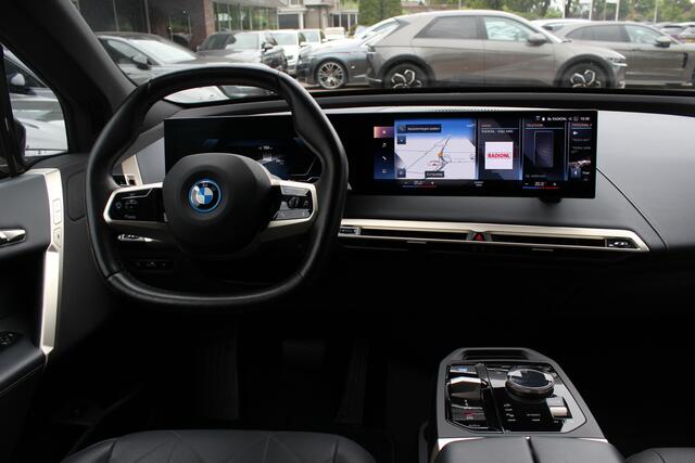 BMW iX xDrive40 High Exe. M Sport 77 kWh / SoH 97,1% / 360Camera / Head-up / Keyless / Softclose / 20'' / ACC / Laser LED / Navigatie / Stoelverwarming+Stuurverwarming / Stoelventilaite