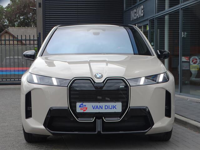 BMW iX xDrive M70 Pano Soft-Close Bowers & Wilkins Innovatiespakket Warmtecomfortpakket 22''LM Velgen