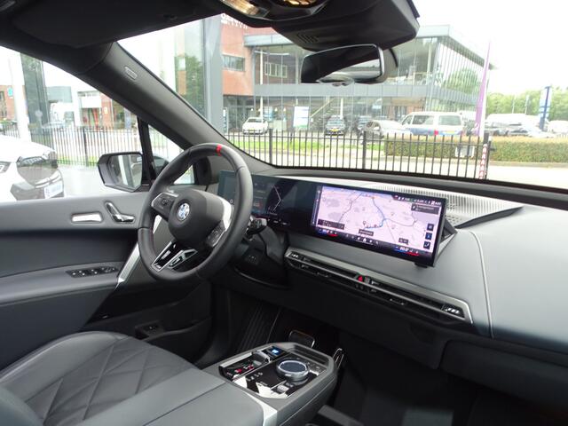 BMW iX xDrive M70 Pano Soft-Close Bowers & Wilkins Innovatiespakket Warmtecomfortpakket 22''LM Velgen