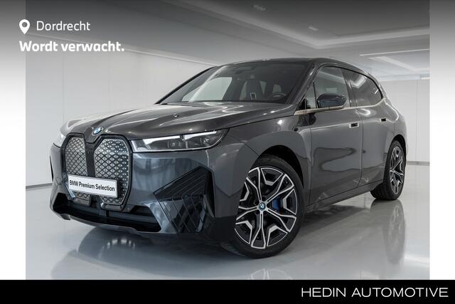 BMW iX xDrive40 Executive 77 kWh | 22"| Pano Sky | Driv. Ass.Pro | Trekhaak | Sportpakket | Soft Close | Harman Kardon