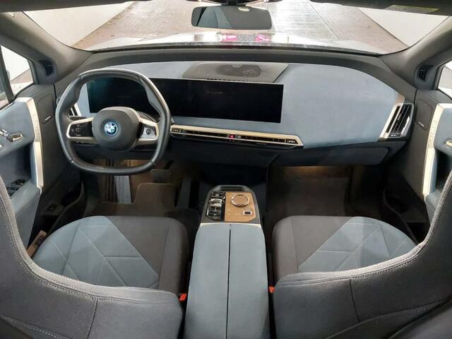 BMW iX xDrive40 Executive 77 kWh | 22"| Pano Sky | Driv. Ass.Pro | Trekhaak | Sportpakket | Soft Close | Harman Kardon