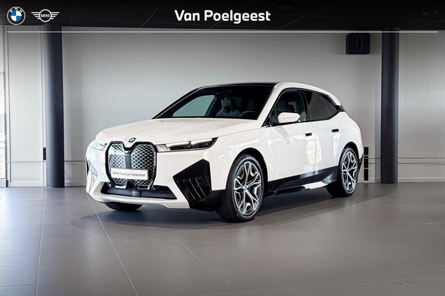 BMW iX xDrive50 Sport Edition 112 kWh | Sky Lounge | Harman Kardon | Stroelverwarming | Achteruitrijcamera |