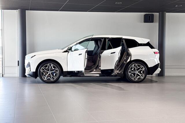 BMW iX xDrive50 Sport Edition 112 kWh | Sky Lounge | Harman Kardon | Stroelverwarming | Achteruitrijcamera |