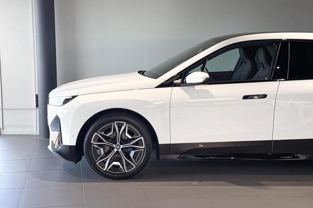 BMW iX xDrive50 Sport Edition 112 kWh | Sky Lounge | Harman Kardon | Stroelverwarming | Achteruitrijcamera |